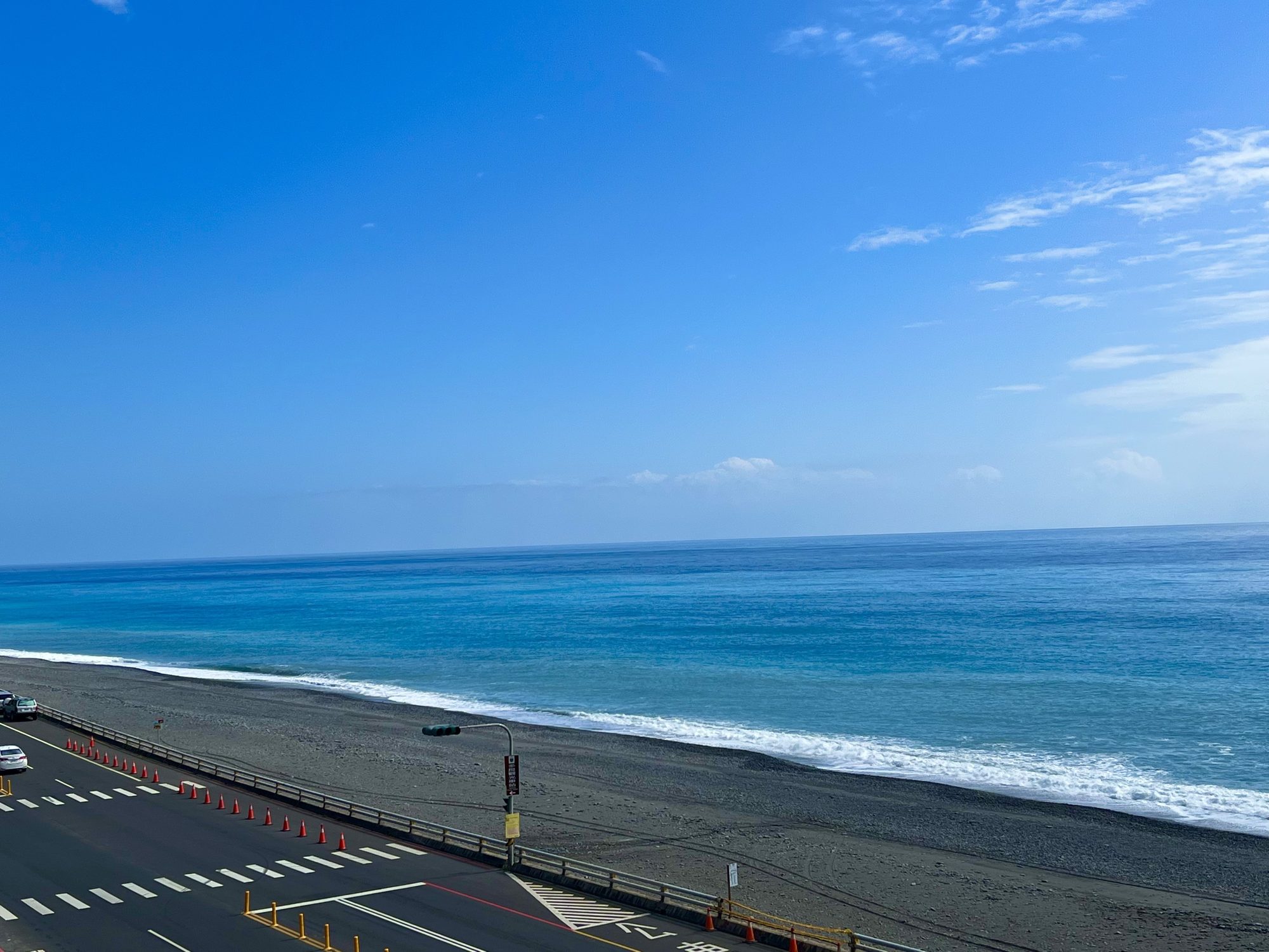 自然陽光下的藍天、海面與海岸公路大景