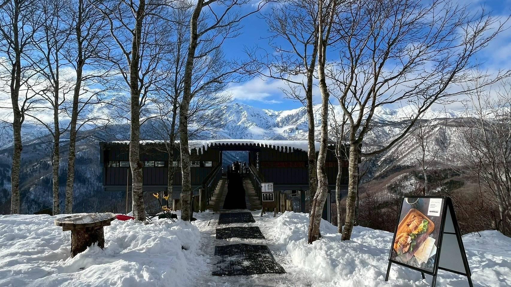 白馬岩岳山頂 HAKUBA MOUNTAIN HARBOR 的 CITY BAKERY,後方是北阿爾卑斯雪山