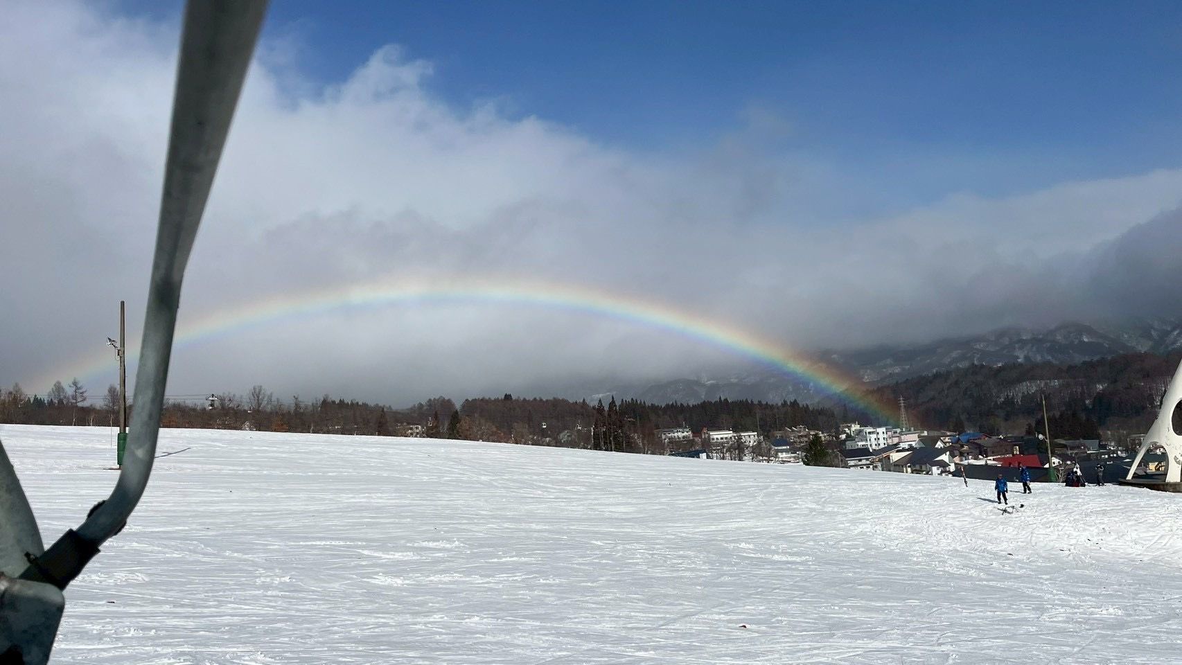 白馬雪場緩坡雪道上方出現的彩虹