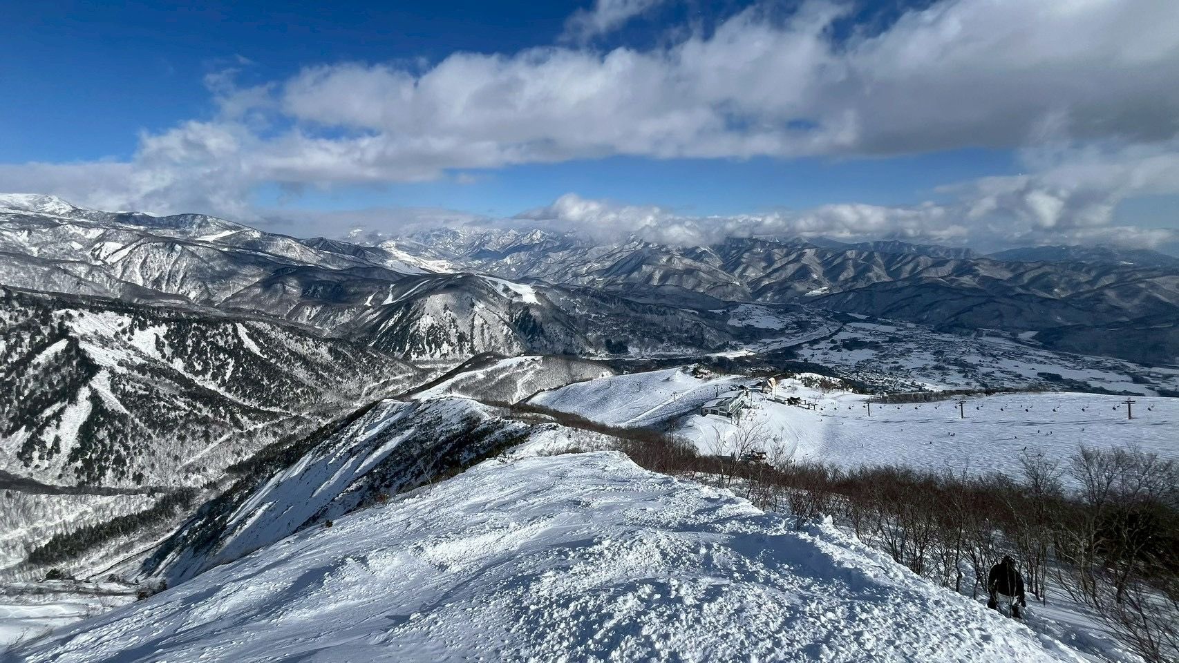 白馬雪場的山頂稜線，俯瞰山谷與纜車