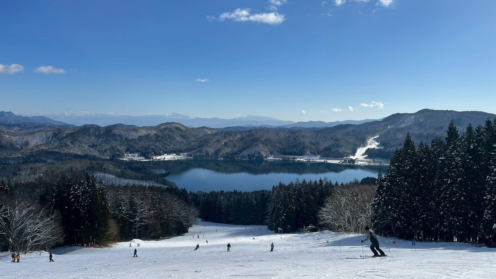 白馬雪場的雪道俯瞰湖景與遠方山稜