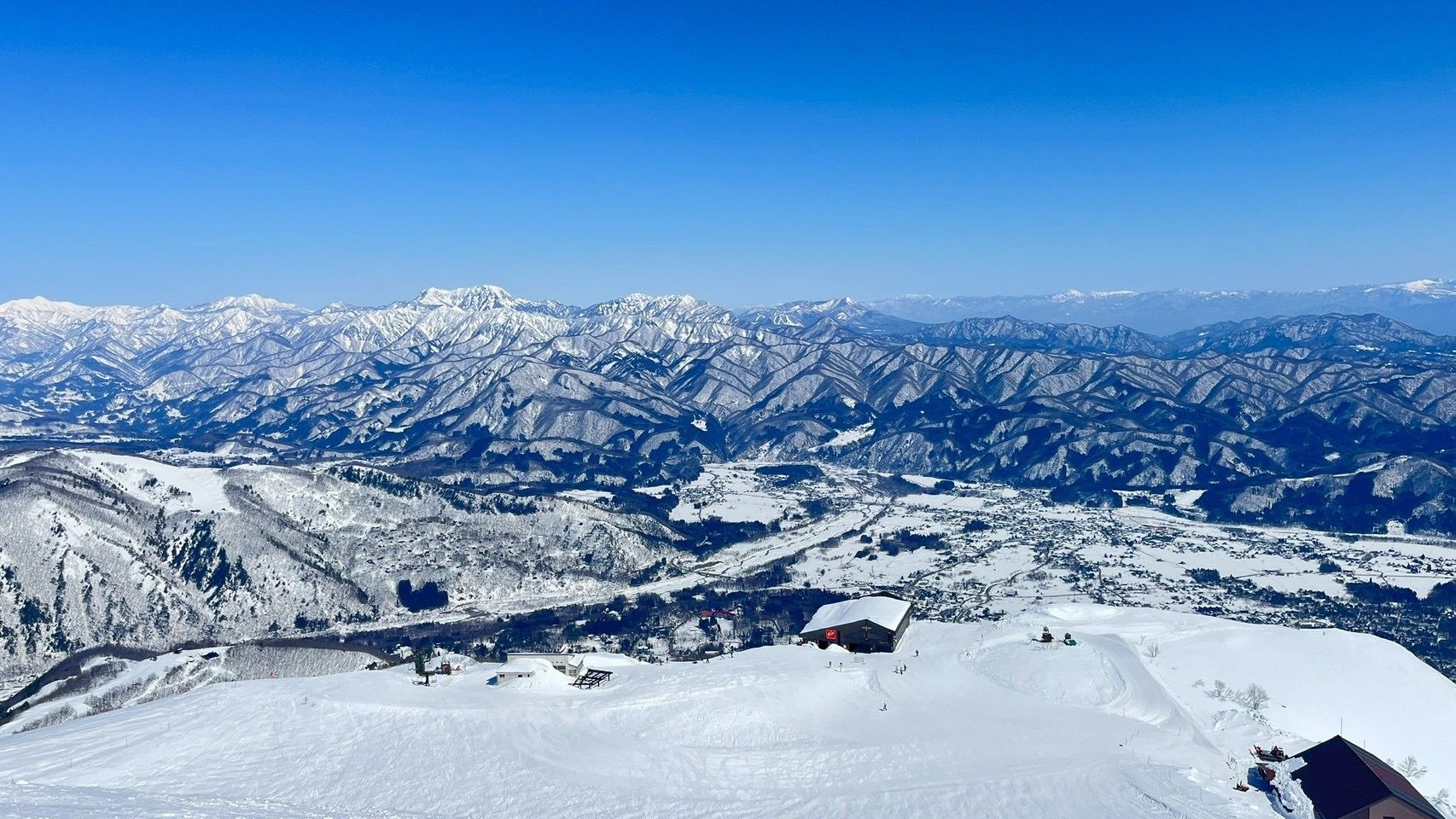 白馬五竜滑雪場山頂俯瞰白馬村與遠方雪山