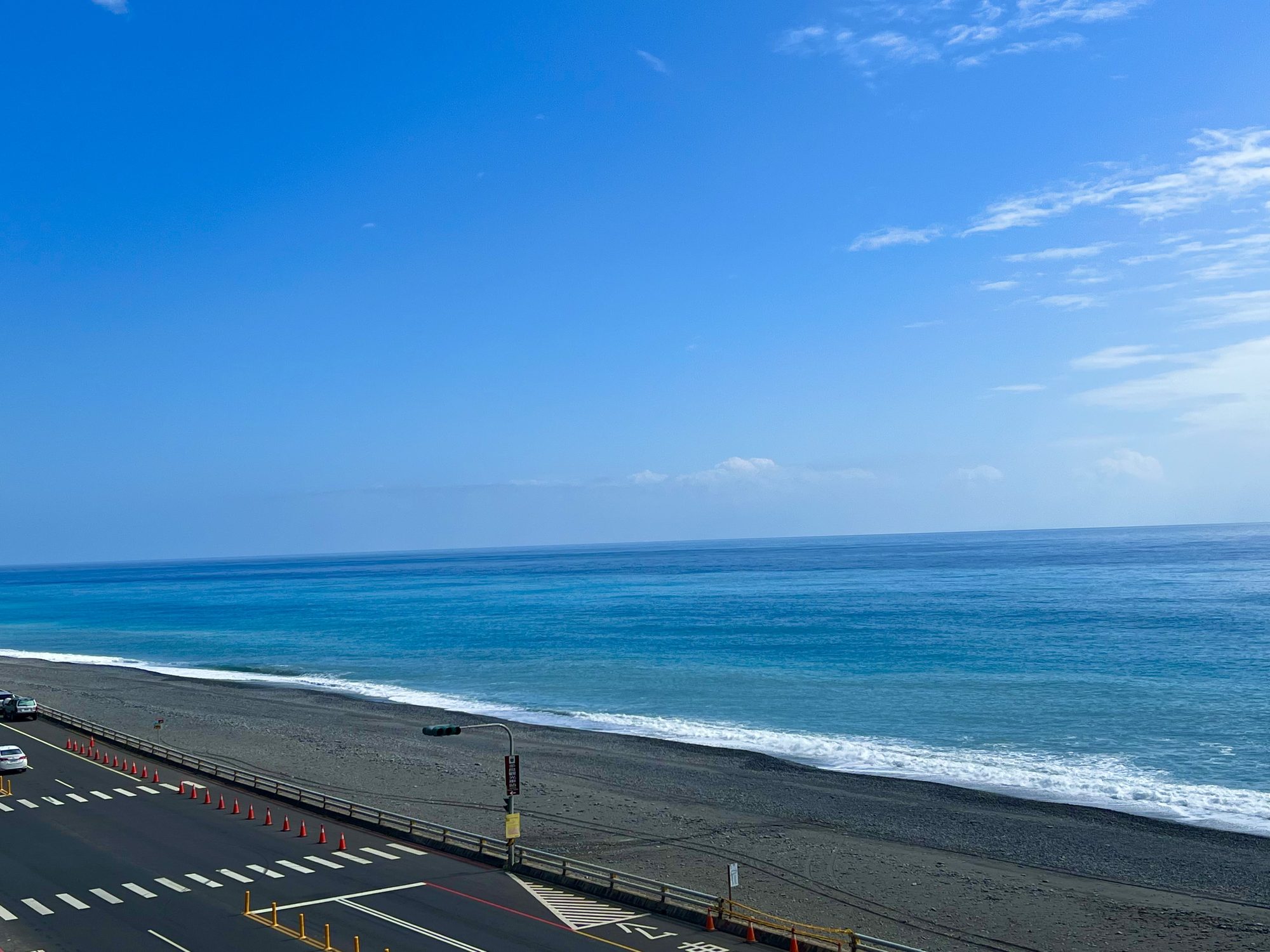 藍天下遼闊的海岸與海浪，戶外活動攝影方案封面